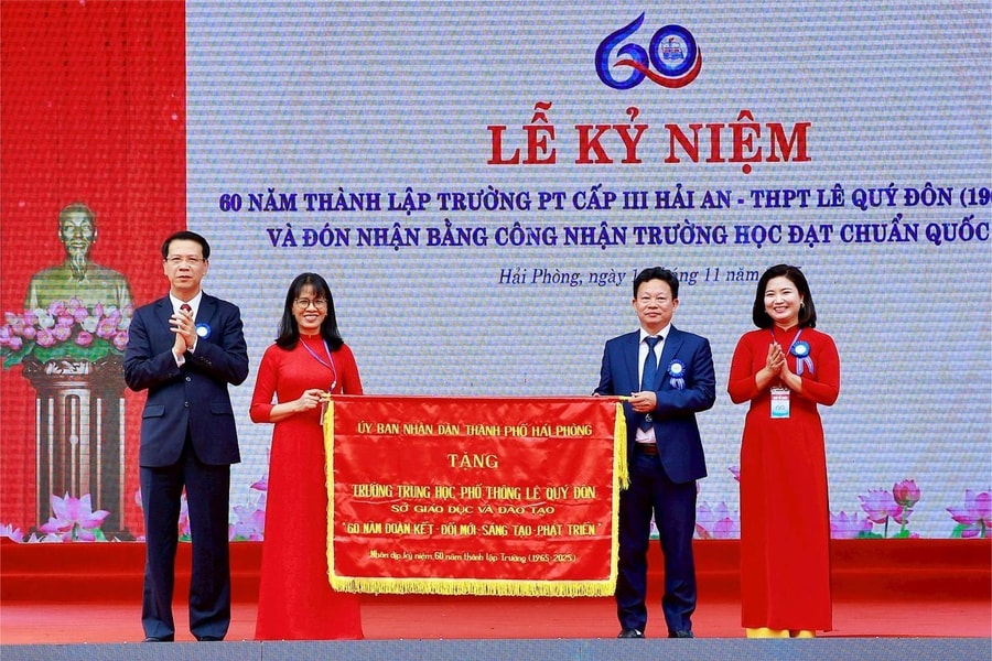 Trường THPT Lê Qúy Đôn đón bằng công nhận trường học đạt chuẩn quốc gia