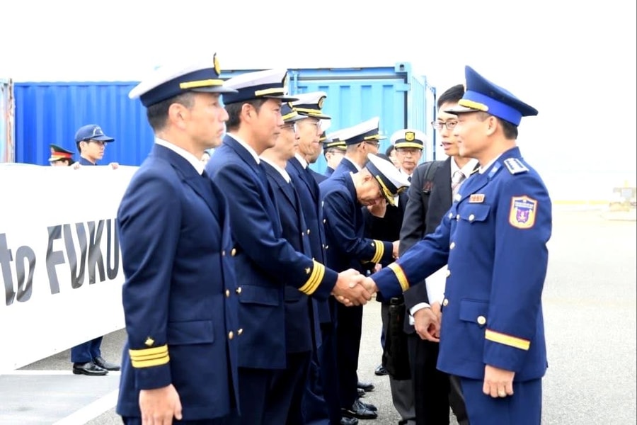 Tàu CSB 8004 cập cảng Fukuoka, mở đầu chuyến thăm và giao lưu tại Nhật Bản