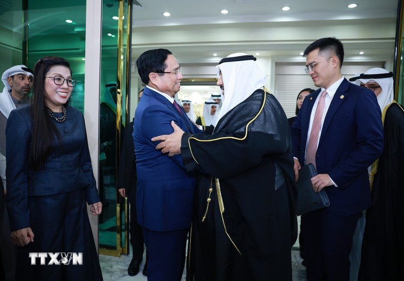 Thủ tướng Phạm Minh Chính thăm nguyên Thủ tướng Kuwait Sheikh Nasser