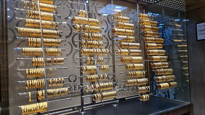 Áp lực kép đẩy giá vàng thế giới giảm hơn 1%