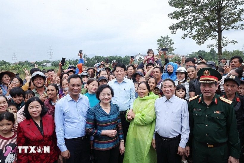 Chủ tịch nước Lương Cường thăm hỏi bà con vùng lũ Đà Nẵng