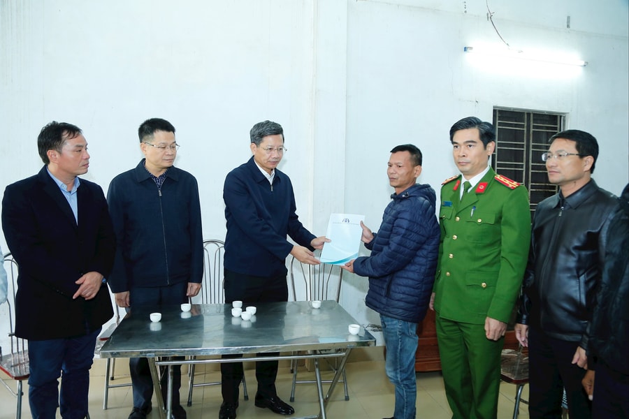 Thăm, tặng quà gia đình nạn nhân bị tai nạn giao thông