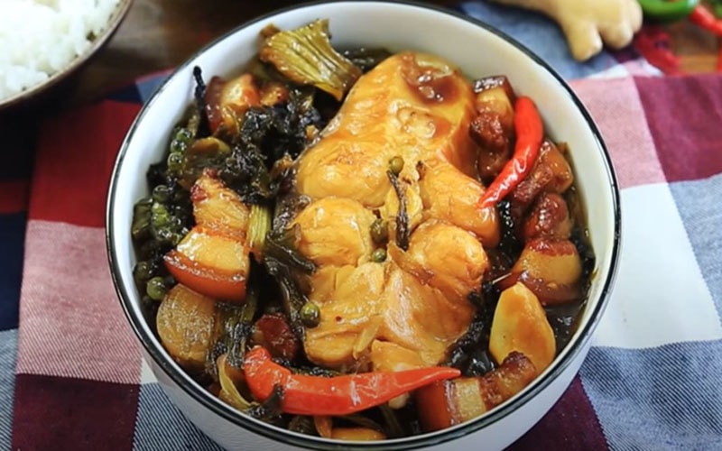 Cá trắm kho dưa chua