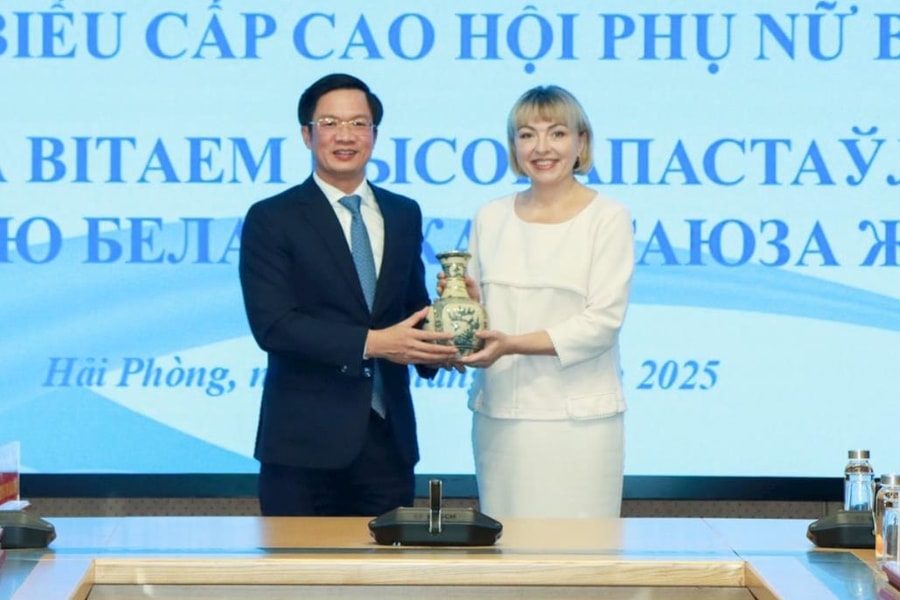 Đồng chí Phạm Văn Lập làm việc với đoàn đại biểu cấp cao Hội Phụ nữ Cộng hoà Belarus