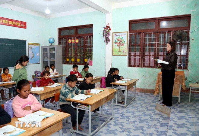 Vượt lũ mang con chữ đến với đồng bào Rục ở vùng biên viễn
