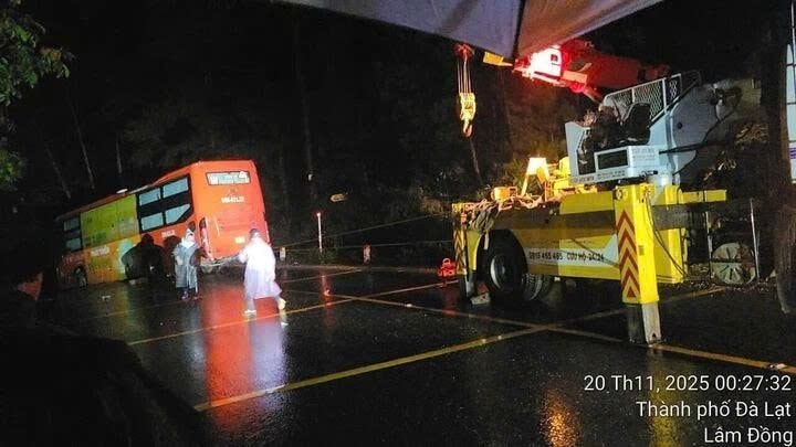 Xe khách 45 chỗ thoát hiểm trong gang tấc trên đèo Mimosa