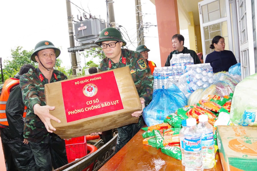 Thắm đượm tình quân dân trong cơn lũ dữ