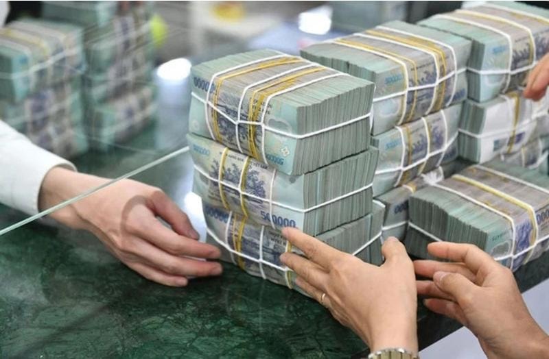Thanh khoản thu hẹp, ngân hàng 'đua' lãi suất trở lại