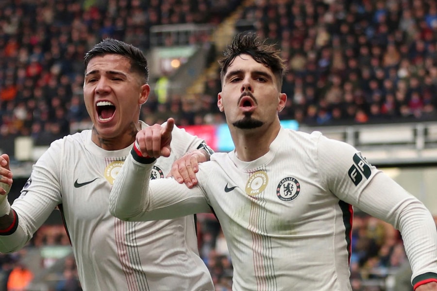 Thắng 2-0 trước chủ nhà Burnley, Chelsea tạm vươn lên thứ 2 Giải Ngoại hạng Anh
