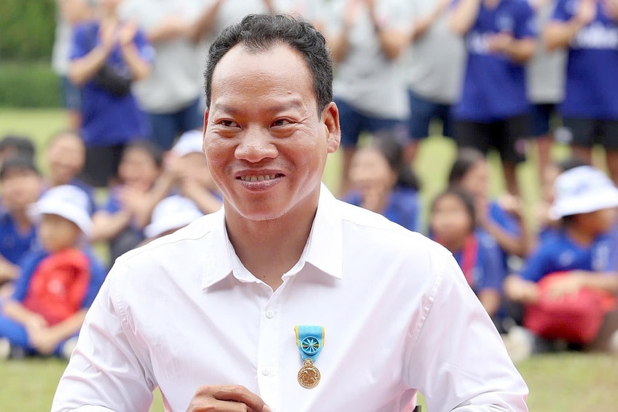 Lực sĩ Lê Văn Công được trao Huân chương vàng của Pháp