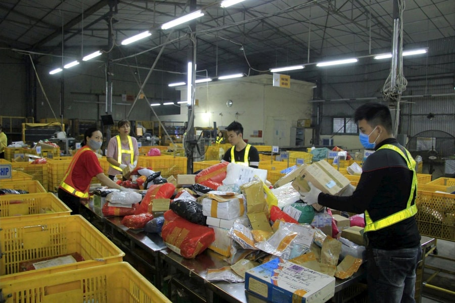 Bưu điện 'chạy đua' chuyển phát mùa cao điểm cuối năm