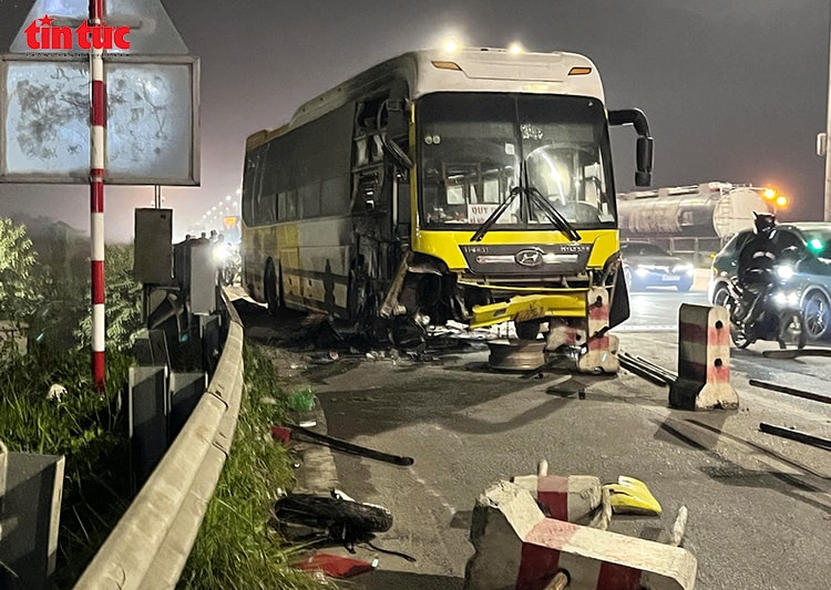 Xe giường nằm nổ lốp, lao vào làn xe máy khiến hai bố con tử vong