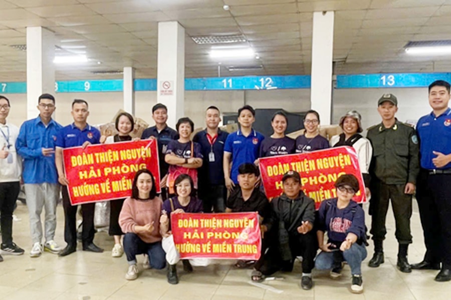 Lương thực, thuốc men lên máy bay từ Hải Phòng hỗ trợ người dân vùng lũ