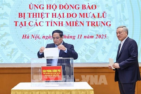 Thủ tướng Phạm Minh Chính cùng lãnh đạo Chính phủ ủng hộ đồng bào khắc phục hậu quả bão lũ