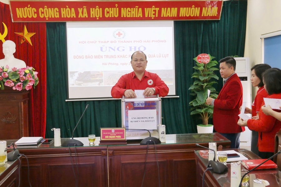 Hội Chữ thập đỏ thành phố Hải Phòng tiếp nhận kinh phí ủng hộ đồng bào khắc phục hậu quả lũ lụt