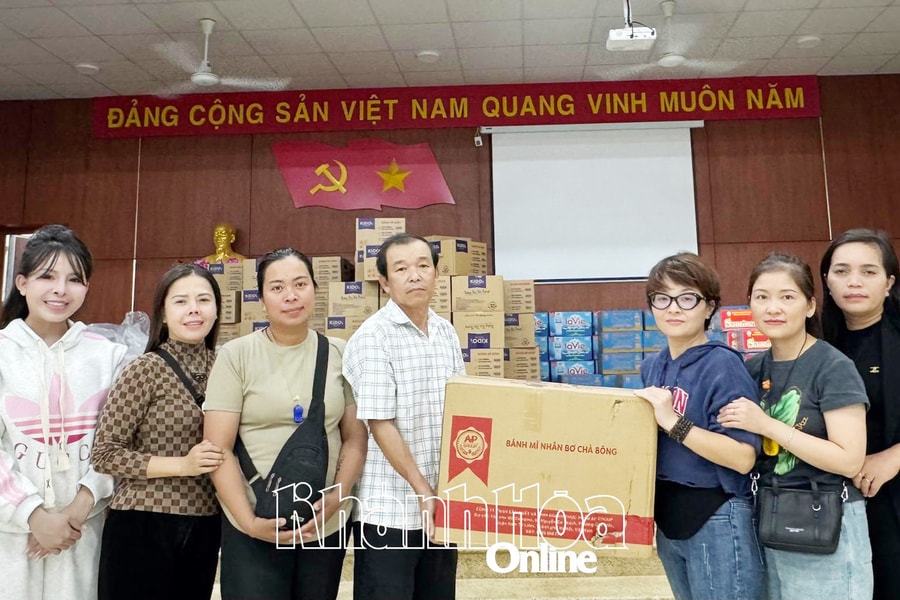 Câu lạc bộ SOS An Lão (Hải Phòng) trao 300 suất quà cho người dân phường Tây Nha Trang