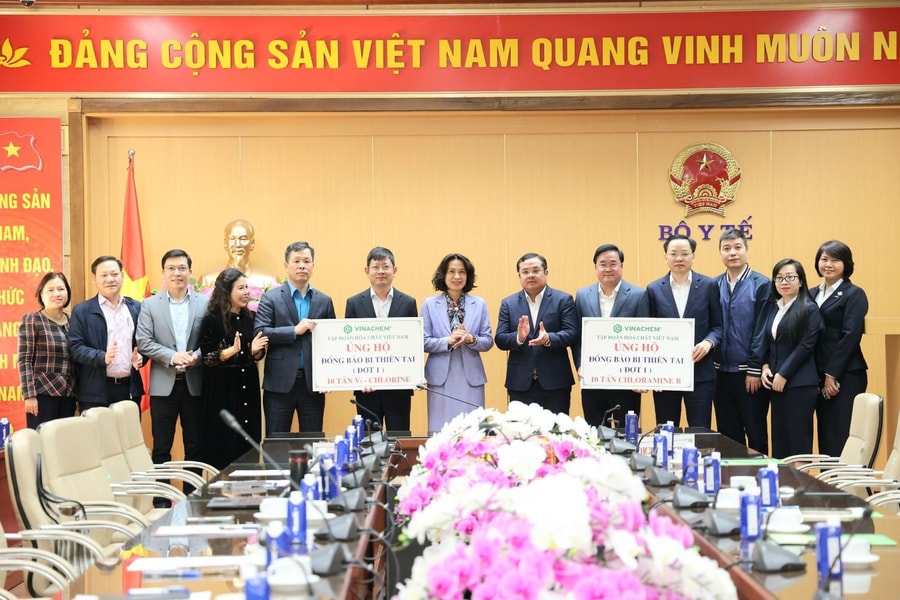 Bộ Y tế tiếp nhận ủng hộ hóa chất khử khuẩn nước cho đồng bào vùng lũ