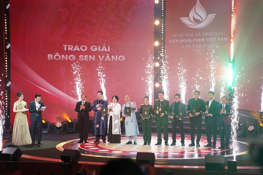 'Mưa đỏ' giành giải Bông Sen Vàng