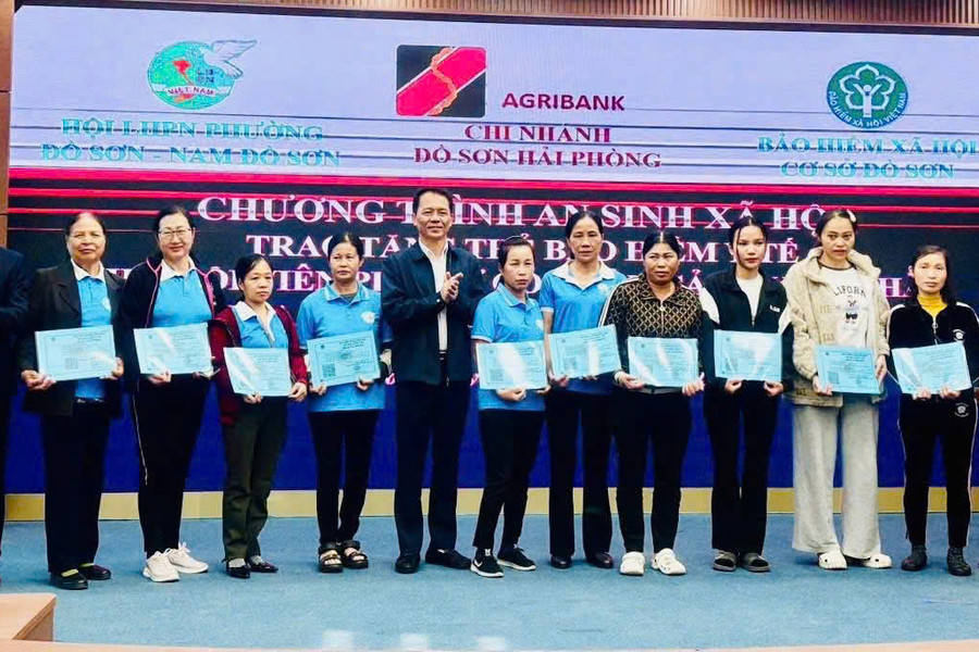 Tặng thẻ bảo hiểm y tế cho phụ nữ khó khăn ở các phường Đồ Sơn và Nam Đồ Sơn