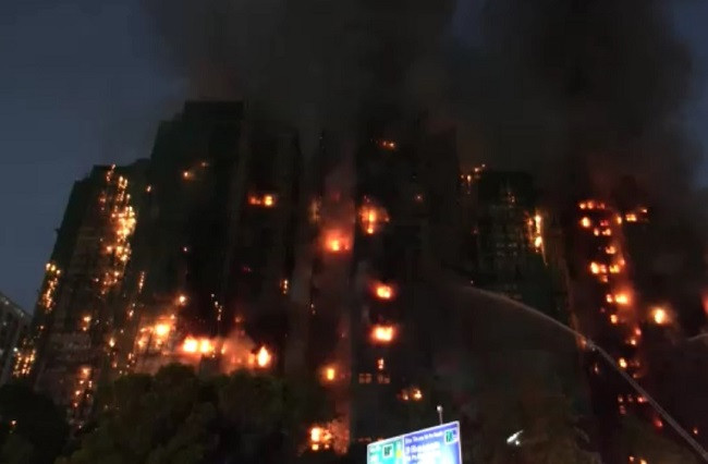 7 tòa nhà chung cư cháy ngùn ngụt ở Hong Kong