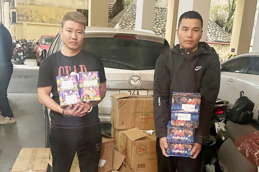 Mua gần 444 kg pháo hoa từ biên giới Việt - Lào về bán kiếm lời