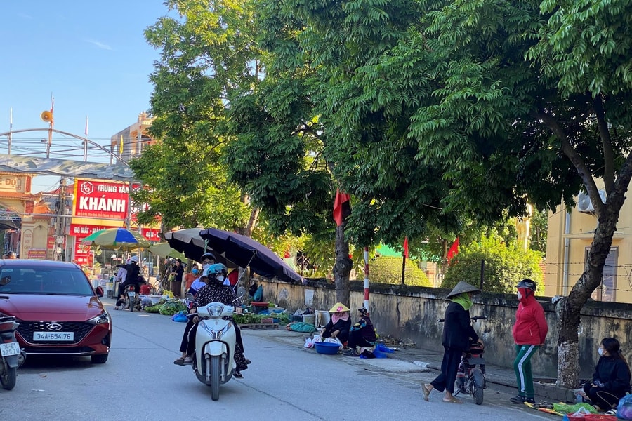 Chợ tự phát tại đường vào thôn Tân Thành, xã Phú Thái