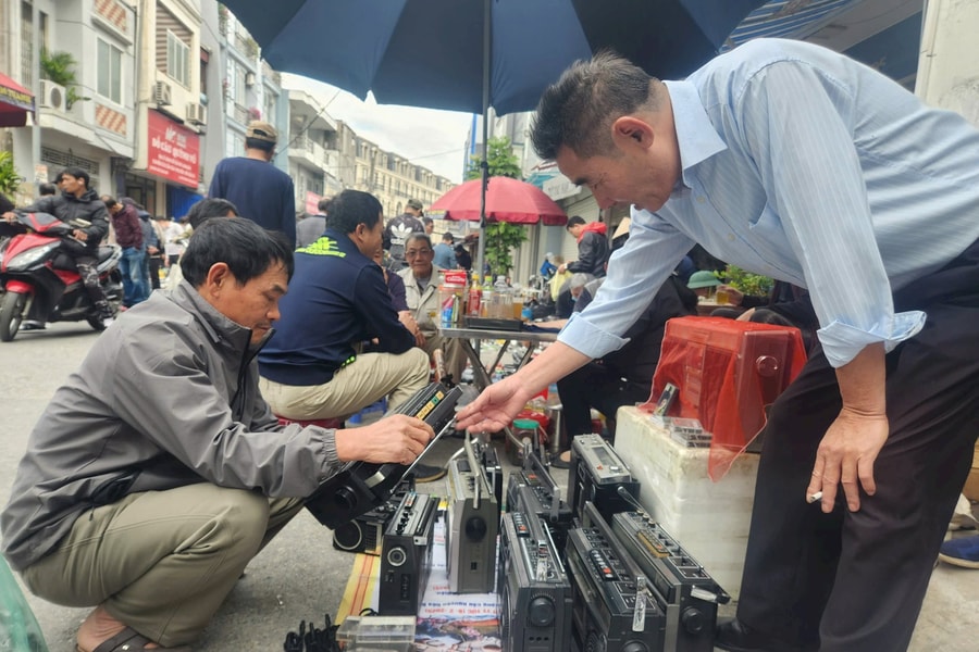 Nghề 'mua của người chán, bán cho người cần'