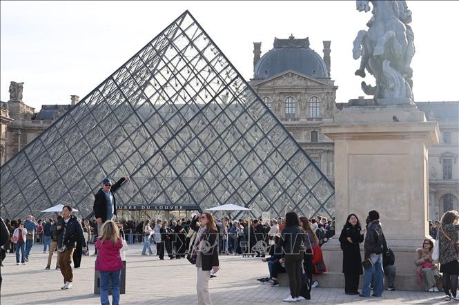Bảo tàng Louvre Pháp tăng giá vé với các du khách ngoài EU