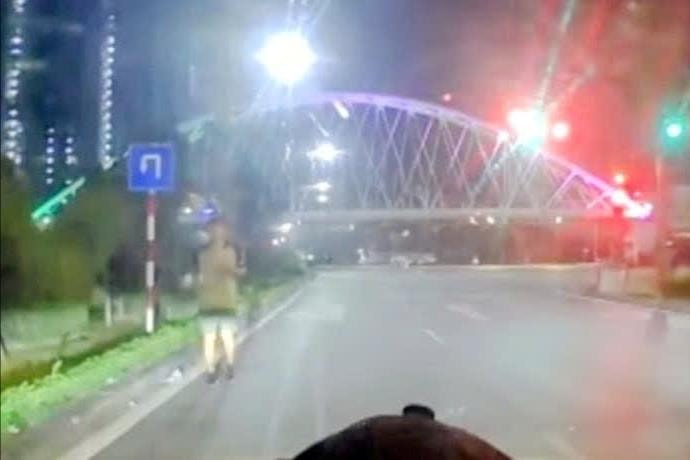 Xử lý nghiêm người đi xe đạp, đi bộ tập thể dục vi phạm quy định giao thông