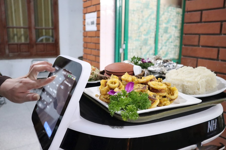 Nhà hàng đầu tiên ở Tây Hải Phòng dùng robot phục vụ thực khách