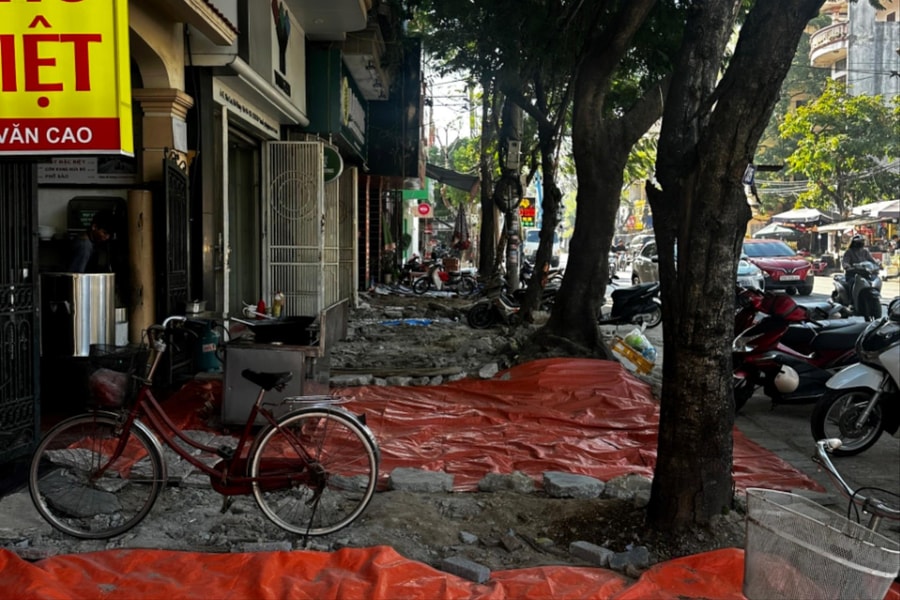 Vỉa hè phố Văn Cao ngổn ngang, tiềm ẩn tai nạn giao thông