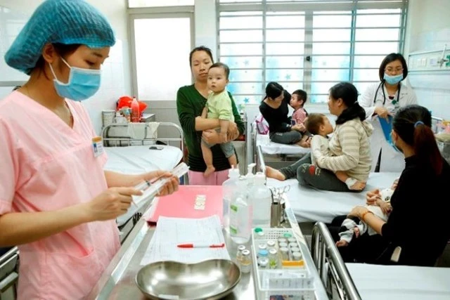 Chủ động tiêm vaccine phòng bệnh lúc giao mùa