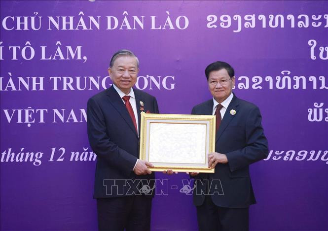 Tổng Bí thư Tô Lâm nhận Huân chương Vàng Quốc gia của Nhà nước Lào