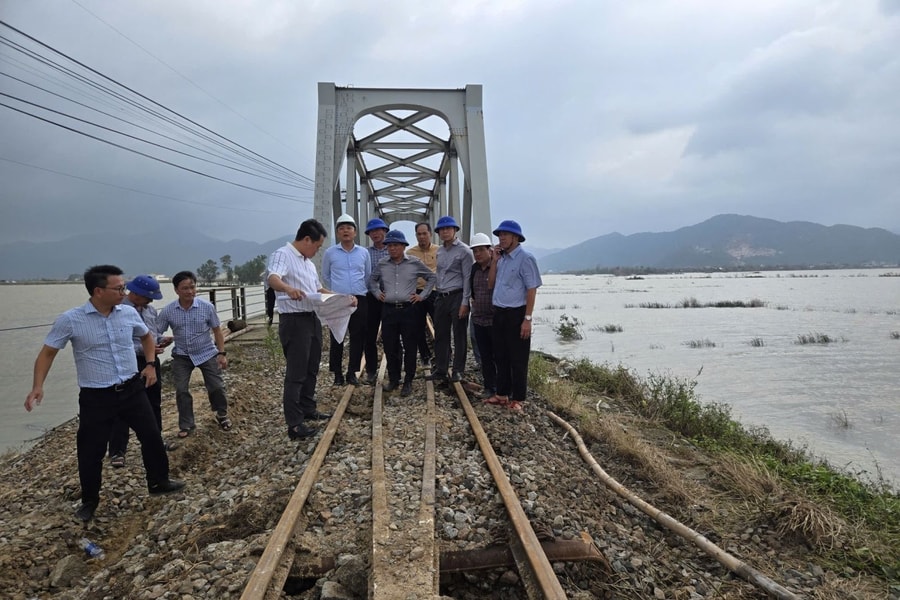 Đường sắt tạm ngừng nhiều đôi tàu do hư hỏng sau mưa lũ