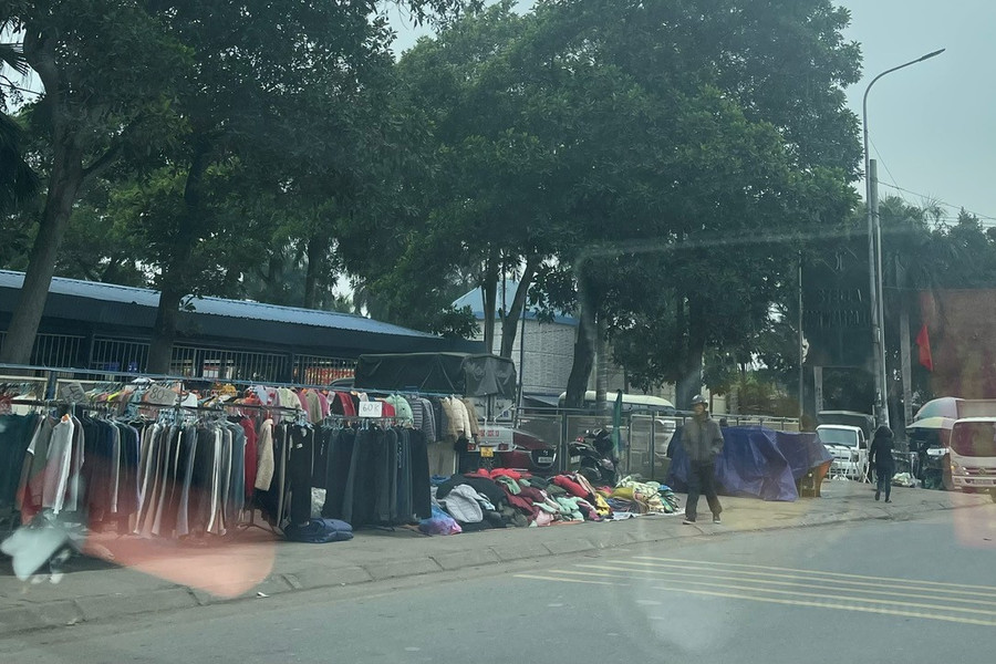 Vỉa hè An Lão bị chiếm dụng bán hàng
