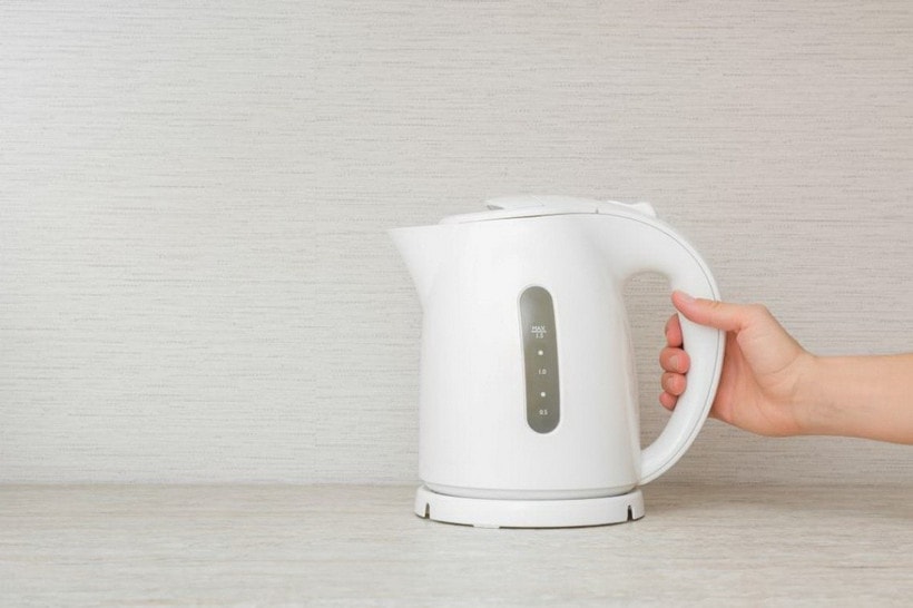 Chuyên gia cảnh báo nguy cơ vi hạt nhựa từ ấm nhựa khi đun nước