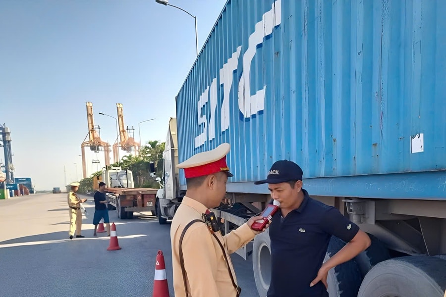 Phát hiện 11 lái xe dương tính với ma túy ở khu vực cảng