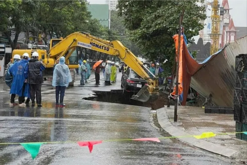 'Hố tử thần' bất ngờ xuất hiện nuốt chửng xe ô tô ở Đà Nẵng