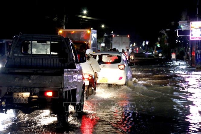 Quốc lộ 1A bị phong tỏa, hơn 1.000 hộ dân ở Lâm Đồng được di dời khẩn cấp