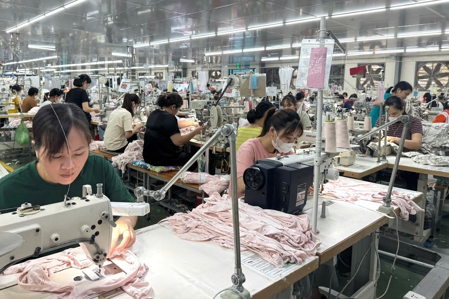 Cải thiện thu nhập, bảo đảm đời sống người lao động