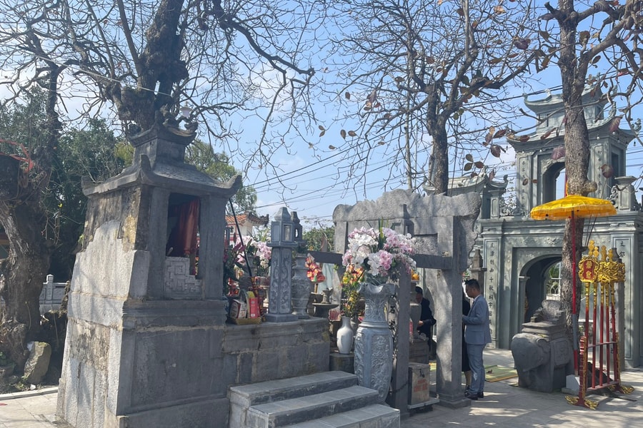 Độc đáo ngôi đền đá lộ thiên
