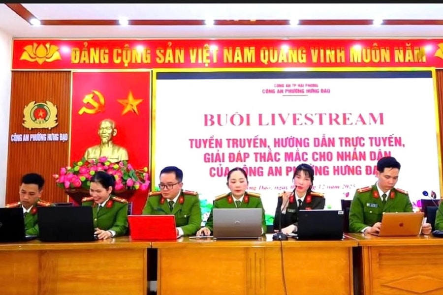 Livestream để gần dân hơn