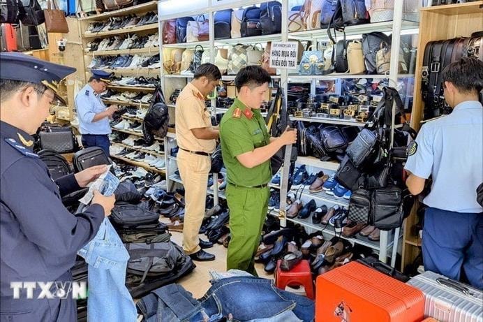 Chính phủ quyết tâm 'tuyên chiến không khoan nhượng' với buôn lậu, hàng giả