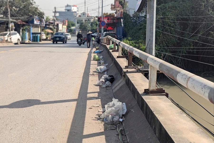 Xử lý rác thải tồn đọng trên cầu Đen