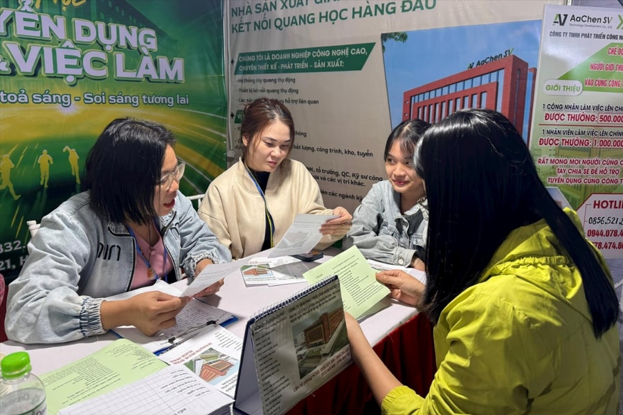 Enterprises offer over 16,000 vacancies at Hai Phong Job Fair