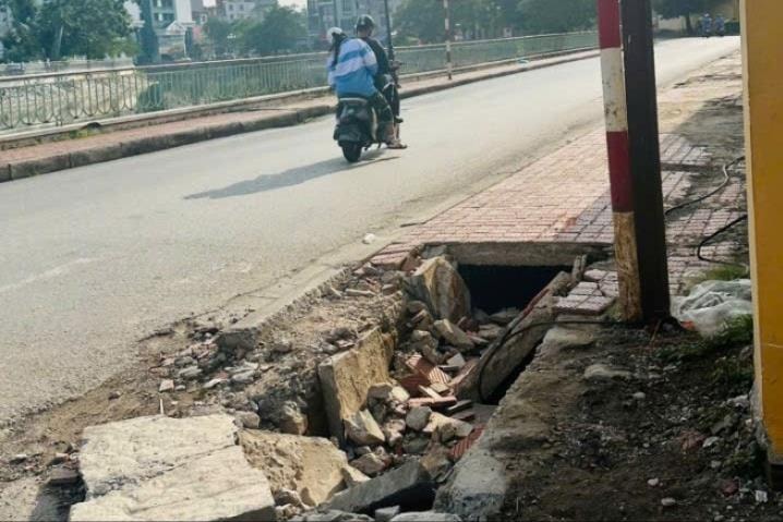 Sớm sửa chữa hố ga vỡ trên đường Thanh Niên (phường Gia Viên)