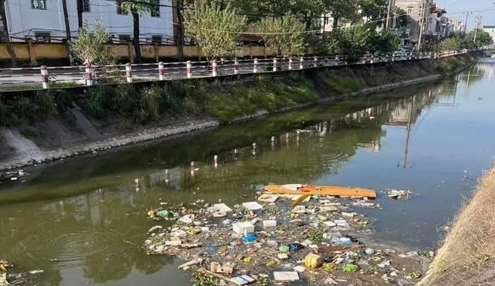 Rác thải ùn ứ trên sông khu vực cầu Mạc Thị Bưởi