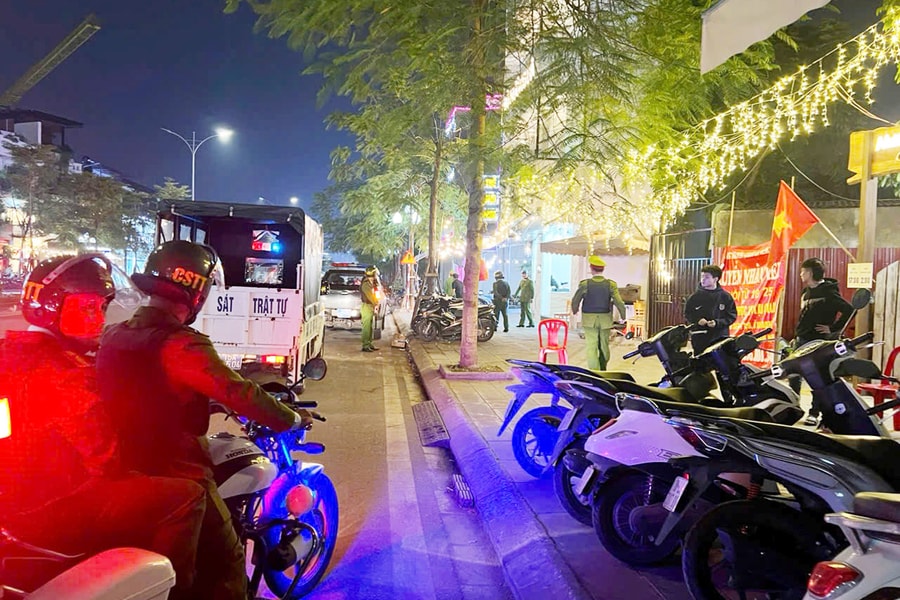 Nam thanh niên đâm xe máy vào chốt kiểm tra nồng độ cồn