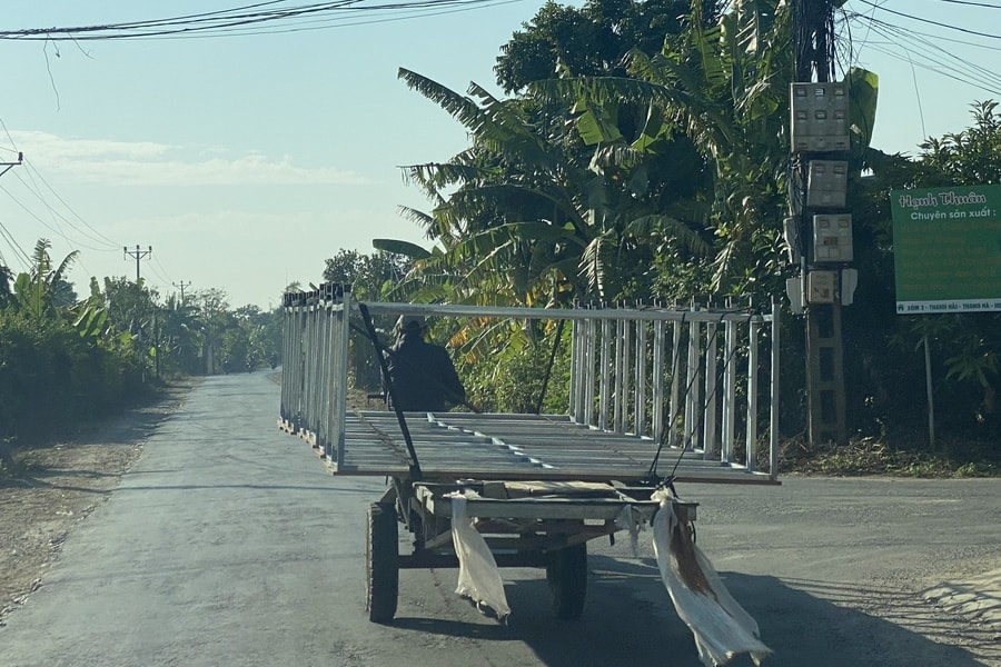 Xử lý nghiêm hành vi chở hàng cồng kềnh trên đường