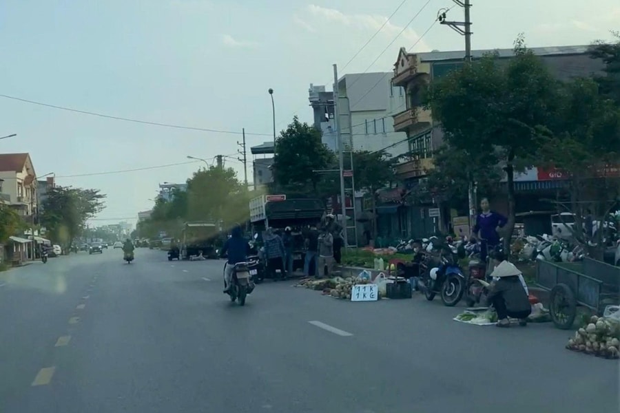 Nguy hiểm hành vi bán hàng tự phát bên lề quốc lộ 37
